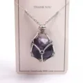 Collana con ciondolo a gabbia in pietra di cristallo naturale e catena regolabile. - Sacchetto a rete argento con pietra / Ametista