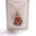 Collana con ciondolo a gabbia in pietra di cristallo naturale con catena regolabile. - Sacchetto a rete argento con pietra / Unakite