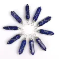 Detailansicht des drahtverpackten Lapislazuli Sechseckanhängers, natürlicher Kristallschmuck. - Nur Anhänger (Ohne Kette) / Silberdrahtumwickelter Lapislazuli