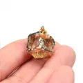 Goldener quadratischer Kristallglas-Anhänger mit vergoldetem Metallrahmen für DIY-Schmuck. - Gelb