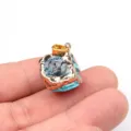 Blaues Kristallglas Würfel Anhänger Detail, golden veredelte Kante DIY Schmuck Zubehör. - Hellblau