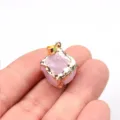 Details des rosa Kristallglas-Würfelanhängers mit vergoldeter Kante für DIY-Schmuckdesign. - Rosa
