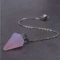 Detailaufnahme einer natürlichen Rosenquarz hexagonalen Pendel Halskette mit Silberkette. - Hexagonaler Kegelanhänger / Rosa Jade