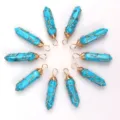 Drahtgewickelter blauer Kristall Sechseck Säule Anhänger Detail, handgemachter Edelstein Schmuck. - Nur Anhänger (Ohne Kette) / Golddraht umwickelter blauer Türkis