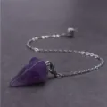 Natürlicher Amethyst Kristall sechseckiger Prisma Pendel Halskette Detailansicht, edler Schmuck. - Hexagonaler Kegelanhänger / Amethyst
