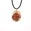 Roter Jaspis Kristall Stein Drahtkäfig Anhänger Halskette Nahaufnahme Detail Schmuck - Unregelmäßiger Stein + Lederband / Gold Roter Stein