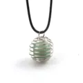 Nahaufnahme Detail von grünem Kristallstein in silbernem Drahtkäfig Anhänger mit Kordel. - Unregelmäßiger Stein + Lederband / Silber Grüner Aventurin