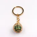 Goldenes Metall-Schlüsselanhänger mit Federkugel-Käfig und grünem Halbedelstein Perle 16mm Mode - Pfau
