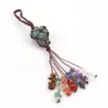 Dettaglio del pendente in pietra grezza di cristallo fatto a mano, ornamento per auto in pietra. - Aventurina verde