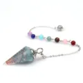 Nahaufnahme Detail des Kristall-Harz-Sechseckkegels Pendels mit Chakra-Perlen und Kupferdraht. - Harz-Pendel mit Rundkappe & Sieben-Perlen-Kette / Opalith