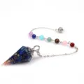 Detailansicht des Kristall-Hexagon-Pendels mit bunten Chakra-Steinperlen und Harz. - Harz-Pendel mit Rundkappe & Sieben-Perlen-Kette / Lapislazuli