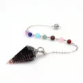 Kristall Pendel Anhanger mit sieben Chakra Perlen und kupferdraht umwickeltem Kegel. - Harz-Pendel mit Rundkappe & Sieben-Perlen-Kette / Schwarzer Achat