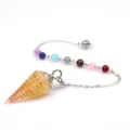 Detailaufnahme des Chakra Kristall Pendel Anhängers mit bunten Perlen und Metallkette. - Harz-Pendel mit Rundkappe & Sieben-Perlen-Kette / Citrin
