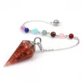 Detailaufnahme des Chakra Kristall Harz Sechseck Kegel Pendel Halskette mit sieben Perlen. - Harz-Pendel mit Rundkappe & Sieben-Perlen-Kette / Roter Achat