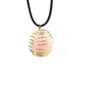 Kristall-Käfig-Halskette mit rosa Quarzstein in Golddraht-Feder und schwarzer Kordel. - Unregelmäßiger Stein + Lederband / Gold Rosenquarz