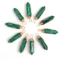 Detailansicht grüner Kristall Sechskantsäule drahtgewickelte Anhänger, handgemachter Schmuck. - Nur Anhänger (Ohne Kette) / Golddraht umwickelter Malachit