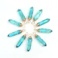 Blauer Kristall Sechseckiger Säulenanhänger mit Golddrahtwicklung, handgemachte Kette. - Nur Anhänger (Ohne Kette) / Drahtumwickeltes transparentes Hellblau in Gold