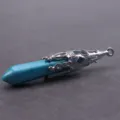 Gedetailleerd aanzicht van de turquoise kristal zeshoekige kolom hanger met zilver kapje. - Hanger Zonder Ketting / Zilver Blauw Turquoise
