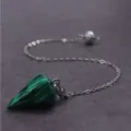 Detailaufnahme einer grünen Edelstein-Kegelpendel-Halskette mit feiner Metallkette und poliertem Stein. - Hexagonaler Kegelanhänger / Malachit