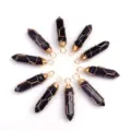 Detailansicht des natürlichen Amethyst Sechskantsäulen Draht gewickelten Anhängers, handgefertigt. - Nur Anhänger (Ohne Kette) / Golddrahtumwickeltes Transparentes Violett