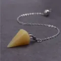 Nahaufnahme Detail des sechseckigen Kristall Pendel Kettenanhängers mit silberner Kette. - Hexagonaler Kegelanhänger / Topas