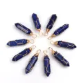 Detailansicht des handgefertigten drahtgewickelten Kristall Sechseck Säule Anhängers, fein. - Nur Anhänger (Ohne Kette) / Drahtumwickelter Lapislazuli in Gold