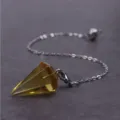 Kristall Edelstein sechseckiger Pendel Halskette Detail mit einem spitzen Kegelanhänger. - Hexagonaler Kegelanhänger / Transparent Gelb