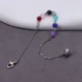 Detaillierte Nahaufnahme mehrfarbiger Edelsteinperlen an Metallkette mit dekorativem Ballanhänger. - Perlenkette Stil / Nur Anhänger (Ohne Kette) / Sieben Chakra Perlen Kette