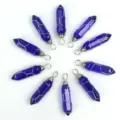 Detailansicht von tiefblauen sechseckigen Kristall Draht gewickelten Kettenanhängern. - Nur Anhänger (Ohne Kette) / Silberdraht Transparent Blau