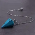 Detailansicht des Türkis Kristall Pendel Anhängers mit präziser Sechskantkegelform und Kette. - Hexagonaler Kegelanhänger / Blau-Türkis