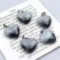 Nahaufnahme Detail von 20mm Farbverlauf schwarz weiß Herz Stein Anhänger DIY Schmuck. - Weiß-Schwarz-Verlauf