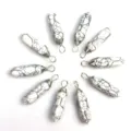 Detailansicht von Naturstein Sechskant-Säulen-Anhängern, umwickelt mit Metalldraht für DIY-Schmuck. - Nur Anhänger (Ohne Kette) / Silberdrahtumwickelter weißer Türkis