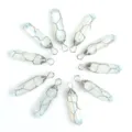 Nahaufnahme Detailansicht des drahtgewickelten synthetischen Opal-Sechskantkristall-Anhängers - Nur Anhänger (Ohne Kette) / Silberdraht Umwickelter Opal