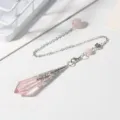 Detalle del colgante de péndulo de cristal rosa con cadena plateada y abalorio delicado. - 1 Pieza / Rosa Transparente