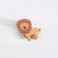Gros plan détail de broche en acrylique lion de dessin animé, bijoux d'animaux mignons. - Style Petit Lion de Dessin Animé (SE3690)