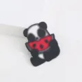 Gros plan sur la jolie broche en acrylique panda avec pastèque, texture lisse propre. - Style Panda Mangeant de la Pastèque (SE3691)