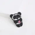 Gros plan sur une jolie broche panda en acrylique noir avec un détail de cœur rose vif original. - Style Panda Tenant un Cœur (SE3692)