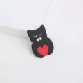 Gros plan détaillé de la jolie broche en acrylique chat noir avec cœur rouge, bijou élégant. - Style Chat Noir Tenant un Cœur (SE3693)