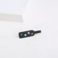 Gros-plan d'une broche en acrylique en forme de bouteille noire avec coeurs colorés. - Style Bouteille Cœur Colorée (SE3694)