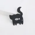 Vue détaillée de la broche en acrylique chat noir avec découpe de poisson, accessoire tendance. - Style Découpe de Poisson Chat Noir (SE3695)