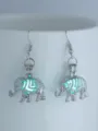 Silberne leuchtende Elefanten Ohrhänger, glänzender Tier Anhänger Schmuck für Damen. - NY980 Elefant mit blaugrünem Leuchten