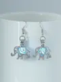 Silberne Elefanten Käfig Ohrringe mit leuchtend blauen Steinen, elegante Tier Ohrhänger für Damen. - NY981 Elefant mit himmelblauem Leuchten
