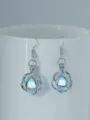 Nahaufnahme Detailansicht von leuchtenden blauen Perlen in hohlen Rosenkäfig Ohrringen Schmuck. - NY1003 Rose + Himmelblau Leuchtend