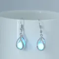 Nahaufnahme Detail leuchtender hohler Spiral Ohrringe mit blauem Licht, modisches Accessoire. - NY1042 Spiraltropfen + himmelblaues Leuchten