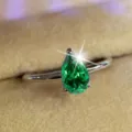 Vista dettagliata dell'elegante anello con zircone verde a pera, ideale per la moda donna. - Taglia 7 / Stile a Goccia (SE3213) / Smeraldo