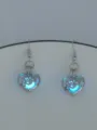 Detailansicht der leuchtenden Herz-Ohrringe, blaue Leuchtkugel im silbernen Metallkäfig. - NY977 Herz mit himmelblauem Leuchten
