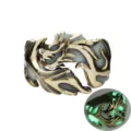 Gros plan détaillé de la bague dragon vintage lumineuse pour homme avec effet phosphorescent. - 19mm / Bronze Antique Lueur Jaune-Vert (NR050)