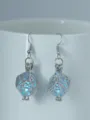 Modische leuchtende hohle blaue geometrische Ohrringe für Damen nachtleuchtender Schmuck - NY1037 Würfel + himmelblaues Leuchten