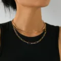 Elegante collana girocollo doppia dorata, catena serpente e graffetta sovrapposta. - Catena a Lama Catena a Traliccio (NZ1469)