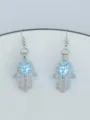 Modische silberne Hamsa Hand leuchtende Ohrringe mit blauem leuchtendem Auge für Damen. - NY993 Hand Gottes + Himmelblau Leuchtend